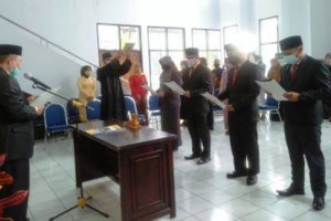 Prosesi pelantikan 4 warek Uniku.